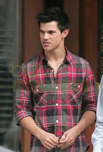 Well i was thinkin abt this one when i wanted Taylor in red shirt, but it's ok :P Urs is HOT as well 