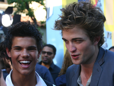  i want a funny pic of hom (he is kinda smiling anda know he is like kristen never smiling in public)