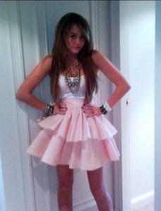  hey guys most of u know this oleh now bt miley is akting tooooo old for her age ,she's just 17 and she'