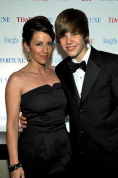  Justin Bieberzz Mom admits her middle name by saying itzz no mistery no more....

she twitted out>