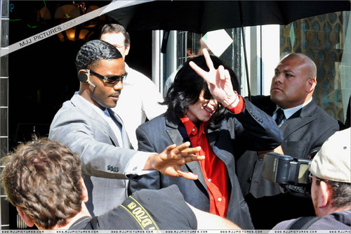  2006 - 2008 > Various > Michael shopping at Off The dinding