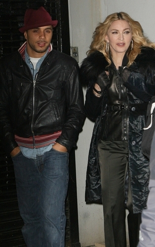 2010.01.22 - Madonna leaves 'Hope for Haiti', NYC