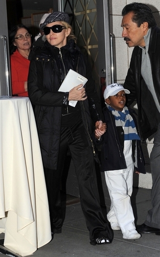  2010.01.23 - Мадонна leaving Kabbalah Centre, NYC