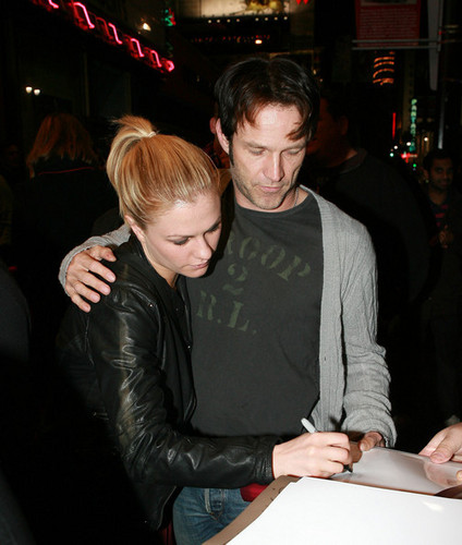  Anna Paquin and Steven Moyer oustide the Radiohead charity konsiyerto