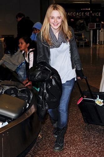 Dakota And Kristen Arriving In Utah For Sundance