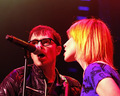 Hayley Singing With Weezer - Untagged - hayley-williams photo