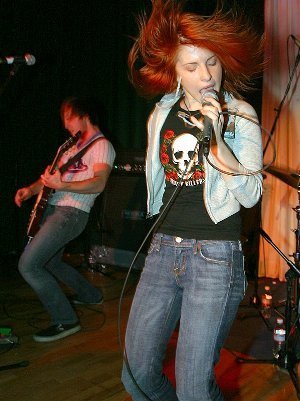 Hayley Williams: An old фото of her (All We Know Is Falling era)