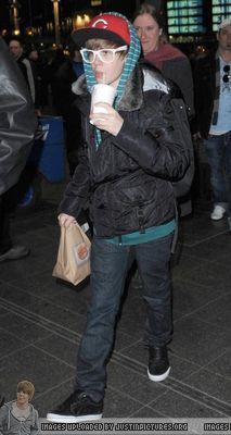  January 14th - Getting Burger King At Piccadilly Train Station In Londres