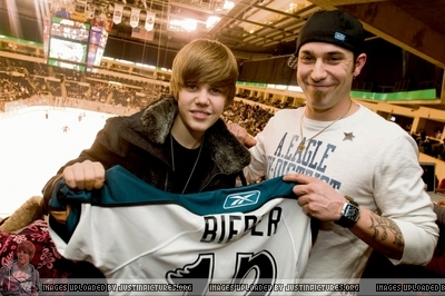  Justin Bieber> Manitoba Moose Play The Abbotsford Heat -December 27th-2009