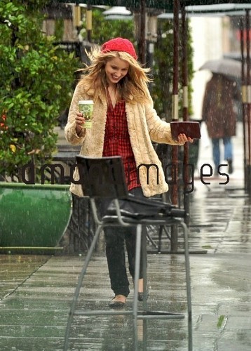  Dianna Agron Caught In The Rain in Los Angeles