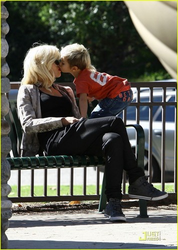  Gwen Stefani Gets A Kingston ciuman