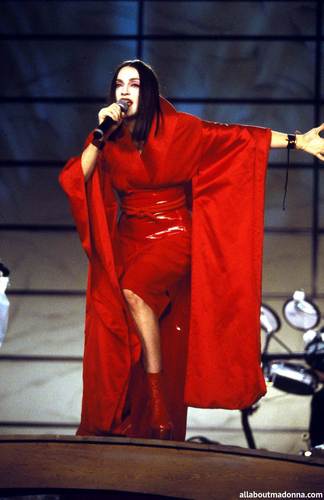  Мадонна performing ‘Nothing Really Matters’ at the Grammy Awards (February 24 1999)