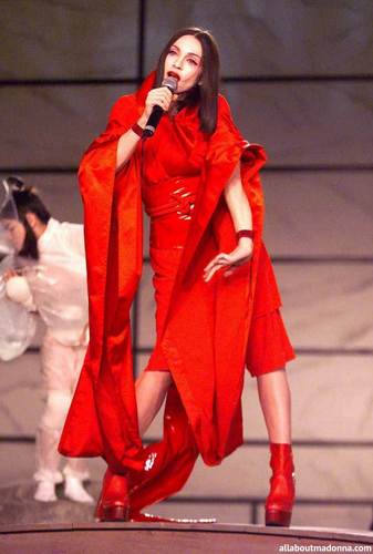  Мадонна performing ‘Nothing Really Matters’ at the Grammy Awards (February 24 1999)