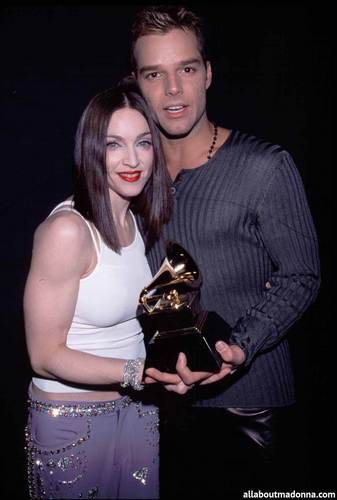  마돈나 with Sheryl Crow, Shania Twain and Ricky Martin at the Grammy Awards (February 24 1999)