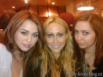 Miley,Brandi,Nohan and Mom ! in restaurant