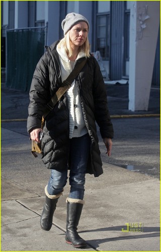 Naomi Watts Helps The Homeless