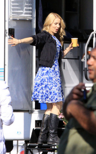  Dianna Agron on the set of Glee