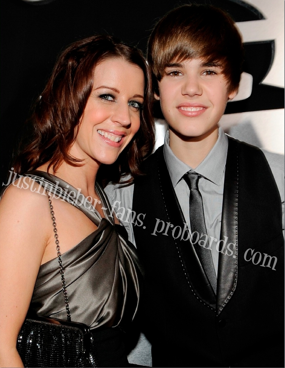 Justin & his mom at The Grammys - Justin Bieber Photo (10218363 ...