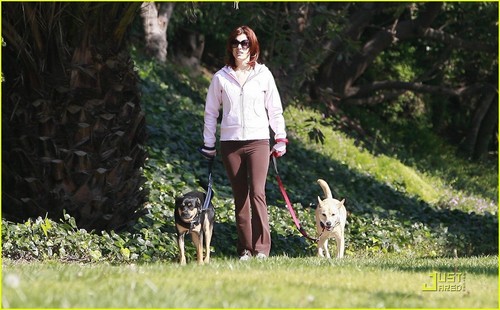  Kate Walsh dotes on her Cani