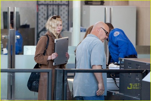  Kirsten Dunst is LAX Lovely