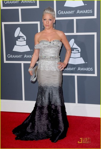  merah jambu @ 2010 Grammy Awards