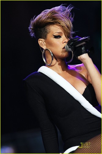  Rihanna Touches Down For Pepsi Fan marmelade