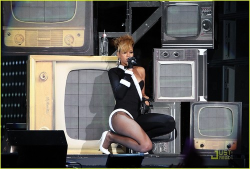  Rihanna Touches Down For Pepsi người hâm mộ mứt