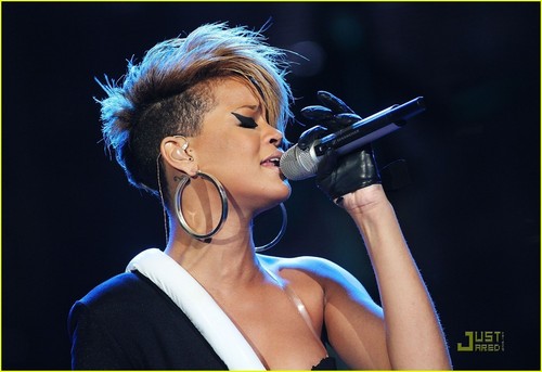  Rihanna Touches Down For Pepsi tagahanga siksikan