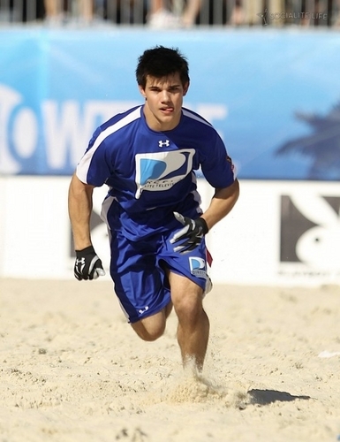 Taylor Lautner At The Direct TV Celebrity Beach Bowl