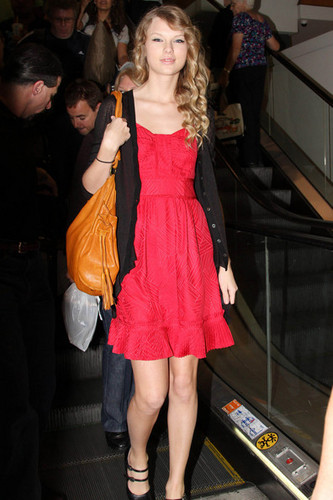  Taylor arriving at an airport in Sydney