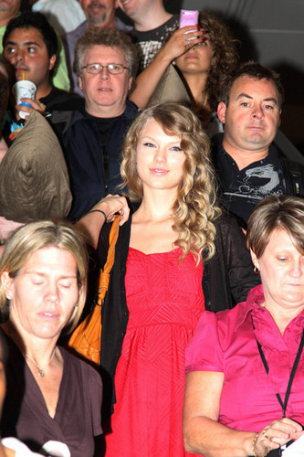 Taylor arriving at an airport in Sydney