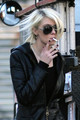 Taylor on set smoking - gossip-girl photo