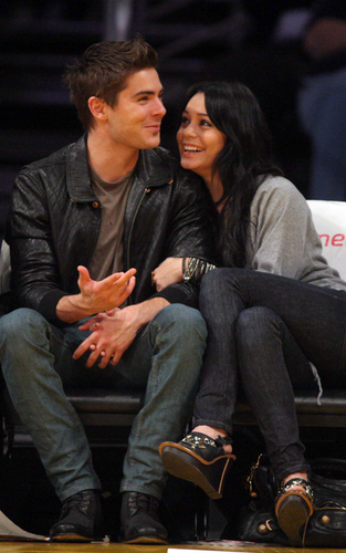  Zac and Vanessa at a 篮球 game (Feb 3)