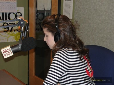  01.08.10: Sarah and Vinnie Radio mostra