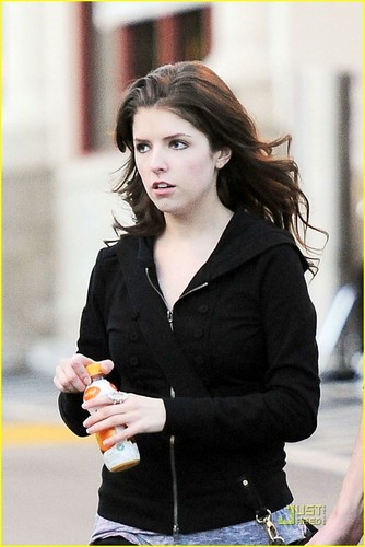  Anna Kendrick Is Up For Groceries
