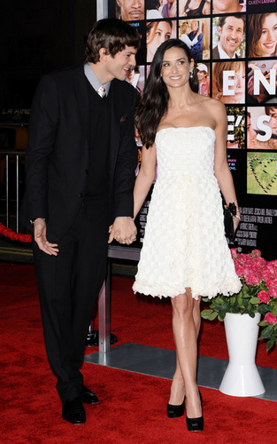  Ashton Kutcher and Demi Moore at the 'Valentine's Day' premiere