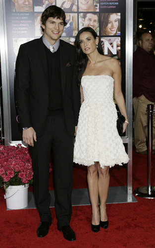  Ashton Kutcher and Demi Moore at the 'Valentine's Day' premiere