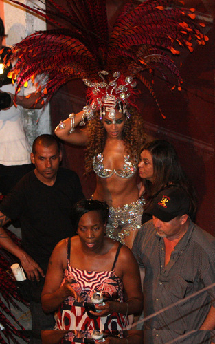  beyonce shooting 'Put it in a amor Song' Video
