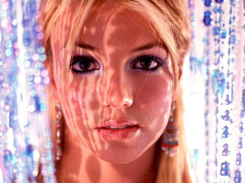  Britney Beads wolpeyper
