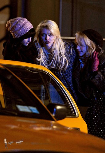 Dec 14: On the set of 'Gossip Girl' in NYC
