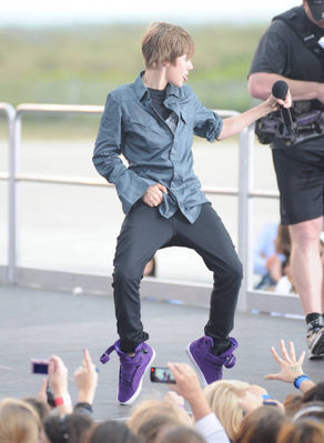  Justin Bieber dancing