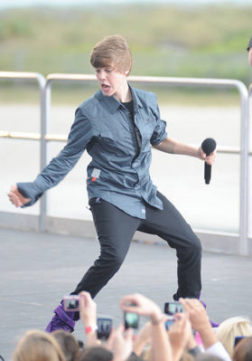  Justin Bieber dancing