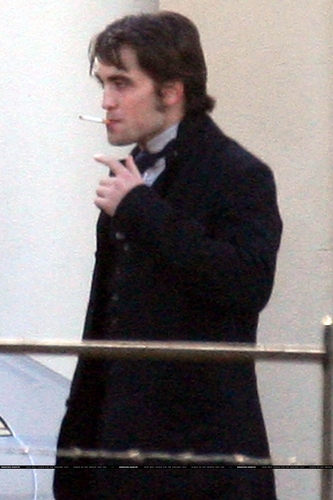  New picha of Robert Pattinson on Bel Ami Set