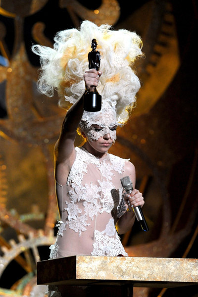 30th-Brit-Awards-2010-Show-lady-gaga-10458333-400-600.jpg