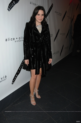  February 13th: Alice Olivia tampil at MBFW in NYC
