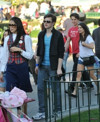  glee Cast @ Disneyland on Valenitnes dia (2010)