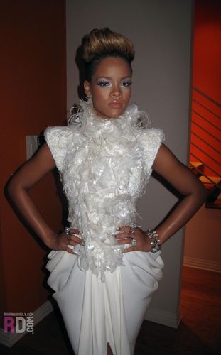  Rihanna shows off nails done سے طرف کی Kimmie Kyees