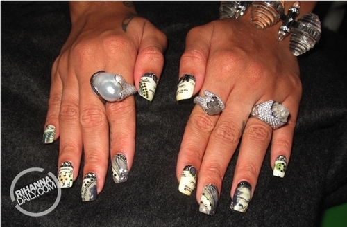  Rihanna shows off nails done سے طرف کی Kimmie Kyees