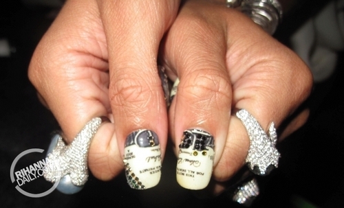  蕾哈娜 shows off nails done 由 Kimmie Kyees