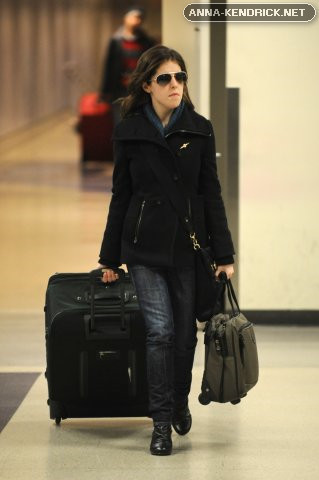  Arriving in LAX after attending the BAFTA's in 伦敦 [2/23/10]